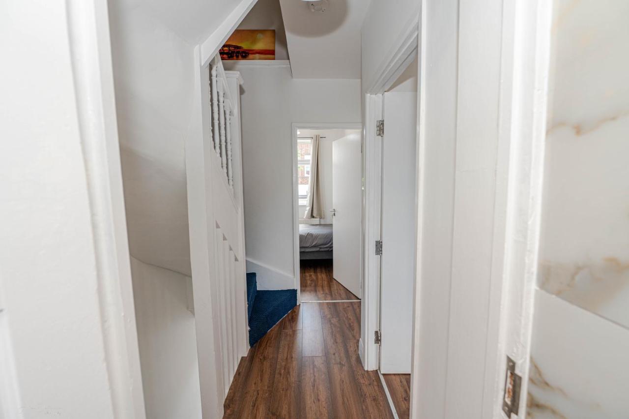 4 Bedrooms,2 Bathrooms House With Free Parking بلمستيد المظهر الخارجي الصورة