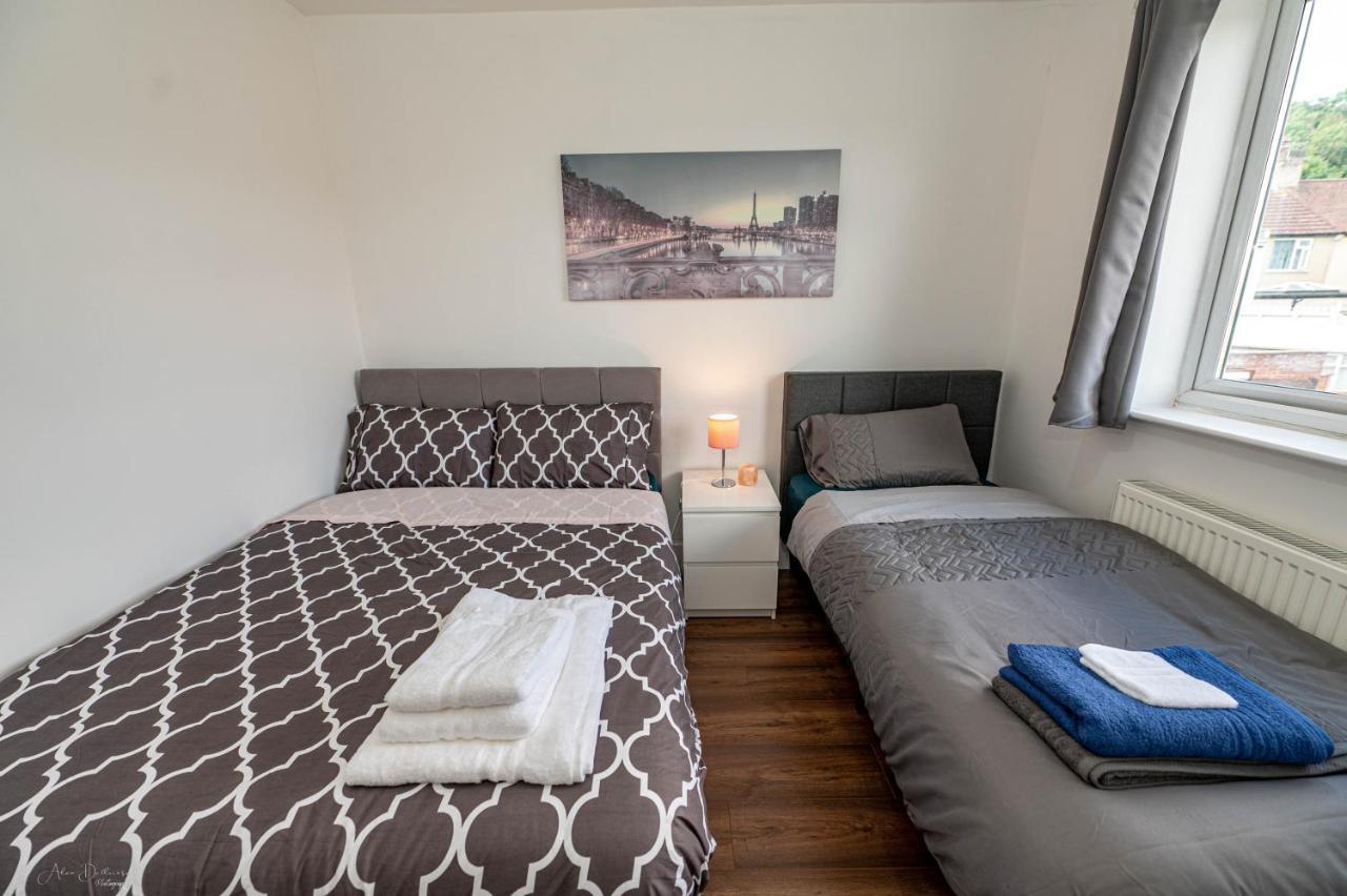 4 Bedrooms,2 Bathrooms House With Free Parking بلمستيد المظهر الخارجي الصورة