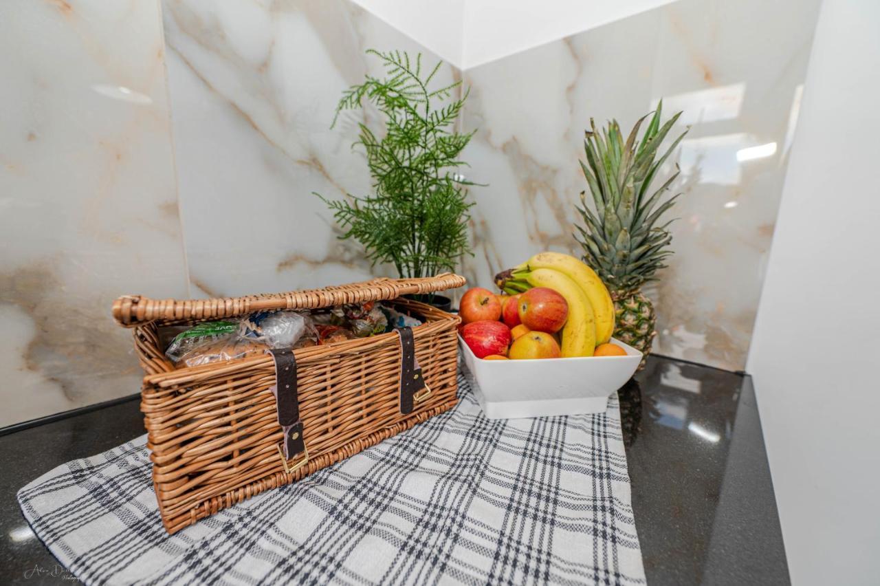 4 Bedrooms,2 Bathrooms House With Free Parking بلمستيد المظهر الخارجي الصورة
