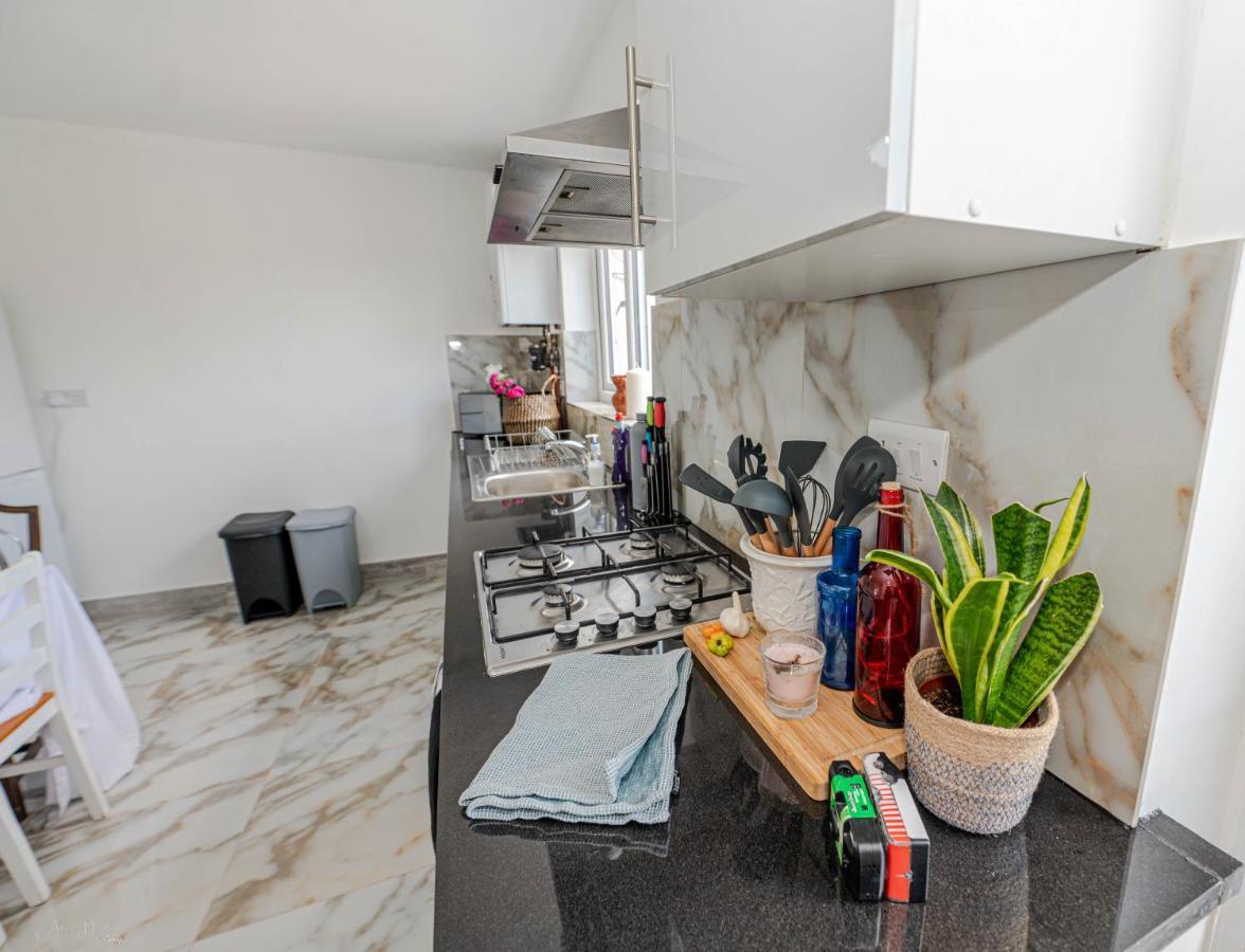 4 Bedrooms,2 Bathrooms House With Free Parking بلمستيد المظهر الخارجي الصورة