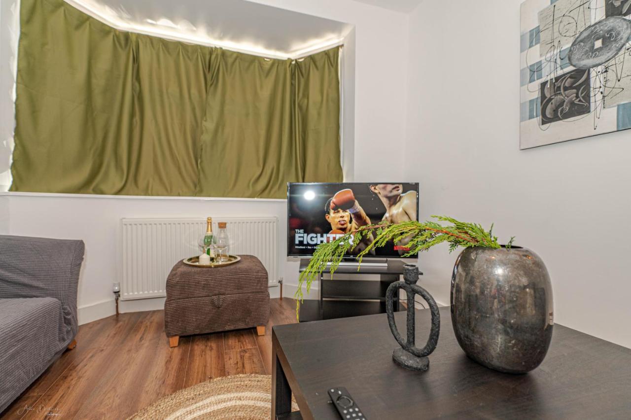 4 Bedrooms,2 Bathrooms House With Free Parking بلمستيد المظهر الخارجي الصورة