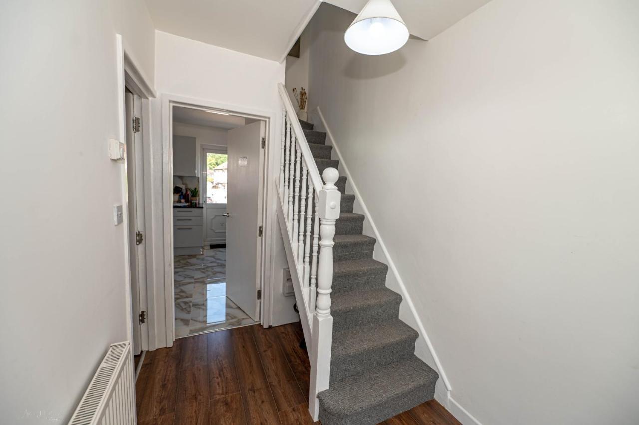 4 Bedrooms,2 Bathrooms House With Free Parking بلمستيد المظهر الخارجي الصورة