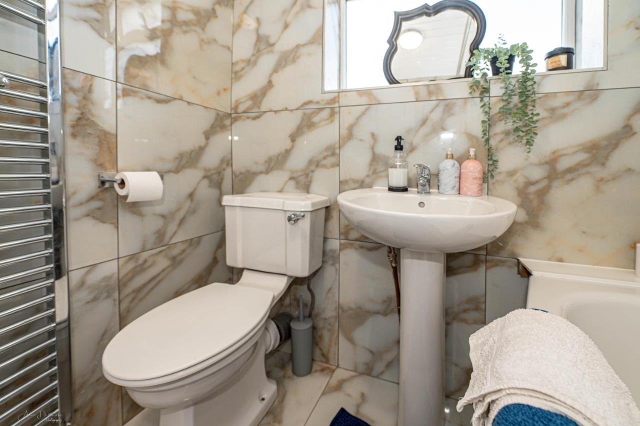 4 Bedrooms,2 Bathrooms House With Free Parking بلمستيد المظهر الخارجي الصورة