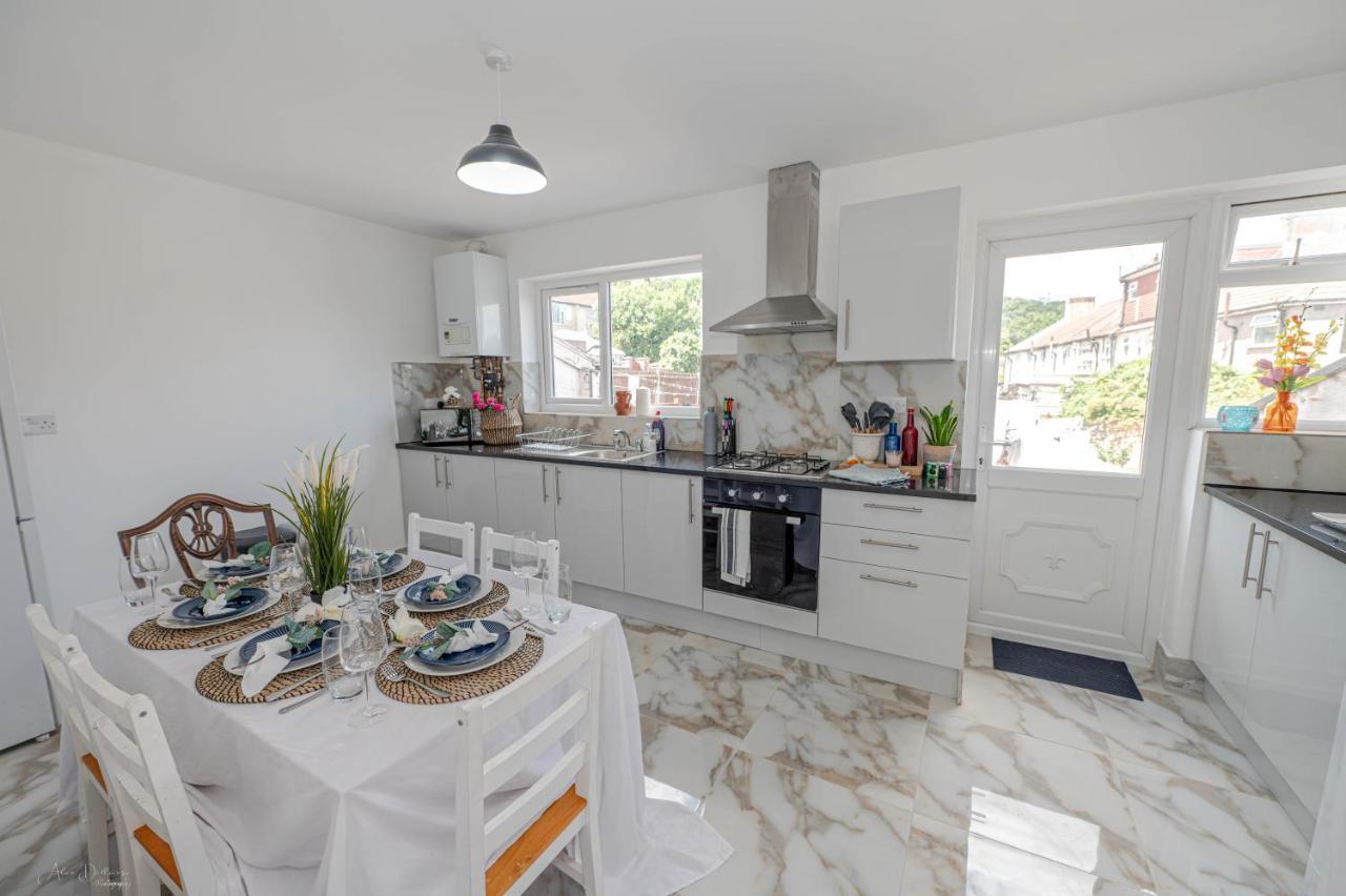 4 Bedrooms,2 Bathrooms House With Free Parking بلمستيد المظهر الخارجي الصورة